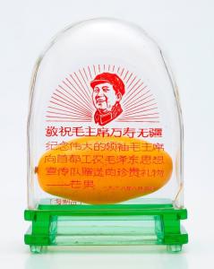 Mango vitrine with likeness of Mao and standard inscription: “Respectfully wishing Chairman Mao eternal life. To commemorate the precious gift presented by Great Leader Chairman Mao to the Capital Worker-Peasant Mao Zedong Thought Propaganda Teams – Mango. 5 August 1968,” c.1968-69. Glass, red enamel 20.3 x 14 x 9 cm. Papier-mâché mango, 13 cm. 