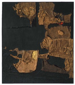 Sacco e oro (Sack and Gold), 1953 Burlap, thread, acrylic, gold leaf, and PVA on black fabric, 102.9 x 89.4 cm Private collection, courtesy Galleria dello Scudo, Verona © Fondazione Palazzo Albizzini, Collezione